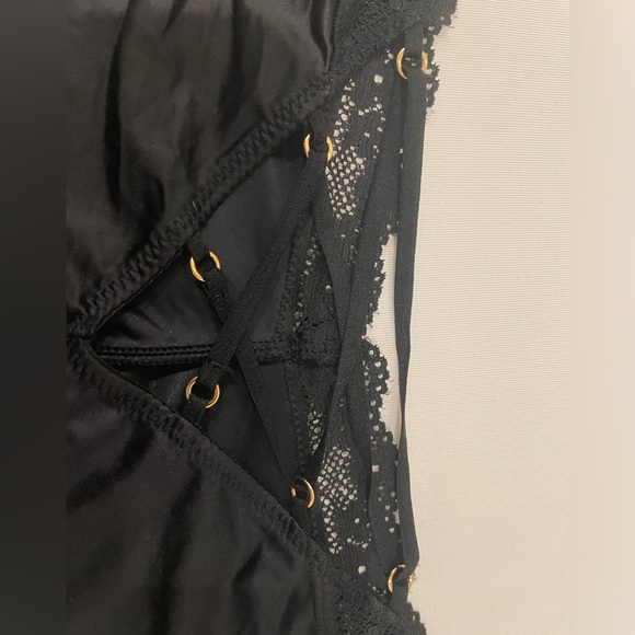 NEW WITH TAGS VICTORIA’S SECRET 2 PK SIZE S BLACK RING LACE UP CKEEKY PANTIES - Picture 4 of 5